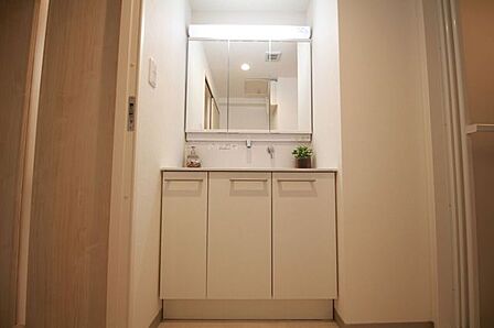 【三面鏡洗面台】鏡部分の中にはキャビネット収納を完備。毎日の身だしなみはここから始まります。