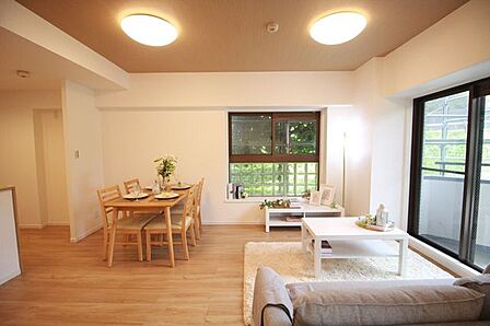 リビングに隣接するお部屋の扉を開放して繋げて使えば広いリビングダイニングになります。家族との時間、自分の時間共に大切にできる空間がここにあります。