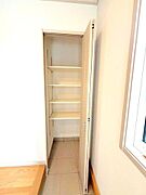お子さまのおもちゃや洗車用品などが収納できる玄関収納付き。