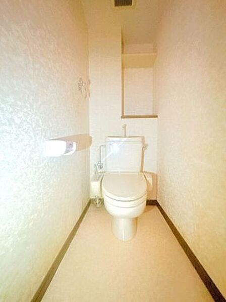 温水洗浄便座はトイレットペーパーの使用量を減らせるため、肌への負担が軽減され、特に敏感肌の方に適しています!