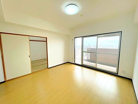 【南面リビング】日当たり良好で快適な住環境♪部屋全体が明るくなり、冬場でも比較的に暖かく過ごせます!
