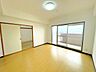 リビング/ダイニング：【南面リビング】日当たり良好で快適な住環境♪部屋全体が明るくなり、冬場でも比較的に暖かく過ごせます！