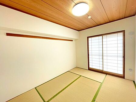 【6帖の和室】畳の部屋は、客間、寝室など用途に合わせて簡単に使い分けることができます。また和室の畳や障子は湿気を吸収したり放出したりするため、部屋の湿度を自然に調整してくれます。