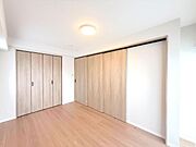 部屋の広さが適度なため、家具の配置やインテリアデザインがしやすく、狭すぎず広すぎない居心地の良い空間を作れます。
