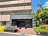 エントランス：騒音や混雑が少ない閑静な住宅街は、家族連れや静かな暮らしを求める方におすすめです！さらに当物件と同様の物件の見学が可能です！気になる方はお気軽にお問い合わせください♪