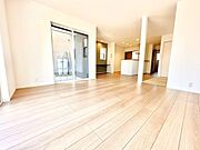 日当たり良好で快適な住環境♪日当たりが良いと部屋全体が明るくなり、冬場でも比較的に暖かく過ごせます！部屋干しが早く乾きやすいのもメリットのひとつです。