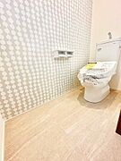 2つのトイレは、どちらも温水洗浄便座です。トイレは清潔に使用できます♪複数人が利用するご家族様向けです！