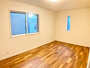 24時間換気システムがついています！！窓を開けなくても、いつまでも新鮮な空気で過ごすことができます。また、窓を開けても、外から菌・汚染物質などが入りにくいのもメリットです！