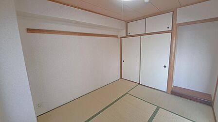 約6帖の和室。畳ならではの落ち着いた雰囲気が魅力で、客間やくつろぎのスペースとしても活用できます。