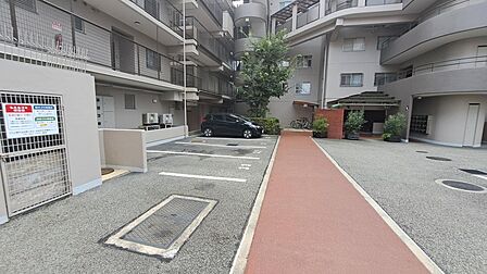 敷地内駐車場でお車をお持ちの方にも便利です。