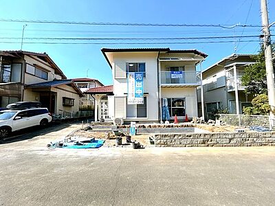 外観:【リフォーム完了】駐車場拡張工事を実施中です。閑静な住宅街に佇むお家です。南向きかつ前面道路が広いので陽当り良好です。 外観:【リフォーム完了】駐車場拡張工事を実施中です。閑静な住宅街に佇むお家です。南向きかつ前面道路が広いので陽当り良好です。