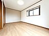 子供部屋：【リフォーム完成/2階8畳洋室】フロアタイル張り、クロス張替えが完了しました。ドア交換、照明交換、ハウスクリーニングを行いました。窓が東向きと南向きですので陽当り良好です。