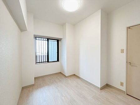 【洋室】リフォーム中 8/23現在。約5帖の洋室になります。寝室や収納部屋など多用途にお使いできます。