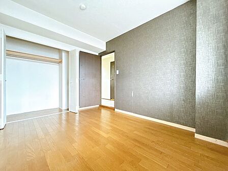 【約5.9畳洋室】グレーのクロスがアクセントになるお部屋です。ハウスクリーニングを実施いたします。