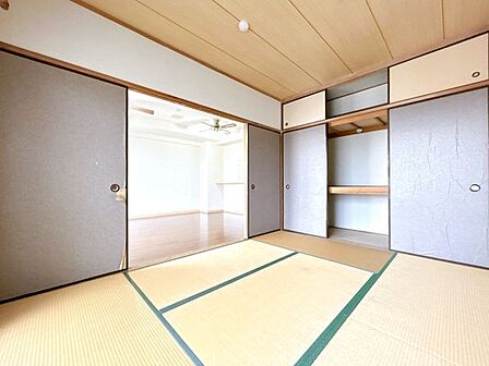 【和室】ハウスクリーニングを実施いたします。大きな押入も便利です。