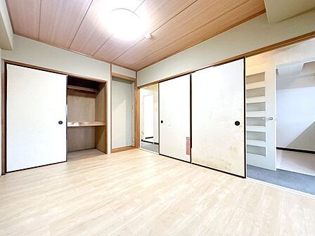 【約6畳洋室】ハウスクリーニングを実施いたします。豊富な収納スペースを完備しています。