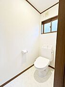 【同仕様写真】トイレはジャニス製の温水洗浄機能付きに新品交換致します。キズや汚れが付きにくい加工が施してあるのでお手入れが簡単です。直接肌に触れるトイレは新品が嬉しいですよね。