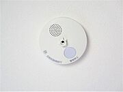 【同仕様写真/火災警報器】全居室に火災警報器を新設します。キッチンには熱感知式、その他のお部屋や階段には煙感知式のものを設置し、万が一の火災も大事に至らないように備えます。電池寿命約10年です。