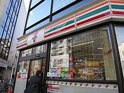 セブンイレブン新宿都税事務所前店 111m