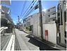 外観：前面道路を含む現地外観写真。（最寄りの東中野駅まで徒歩約4分。）