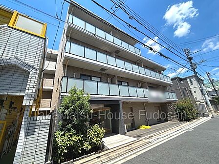 閑静な住宅街に存しております。