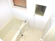 浴室は窓付の後付のきれいなユニットバスです。給湯器は2017年11月製。