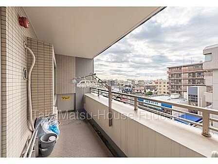3面にバルコニーがあるため、洗濯物もたくさん干せます。陽当たり良好で、ガーデニングなども楽しめます。