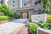 存在感のあるタイル貼りの外観デザイン