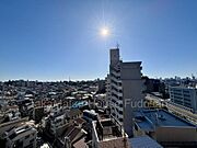 高層階からは池袋のビル群や開放的な空を望むことができ、夜景も期待できます。