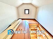 秘密基地のような隠れ家空間。小窓から光が入り、換気も可能