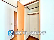 便利なハンガーパイプ付きクローゼット。上部の棚も活用でき、お部屋が片付きます