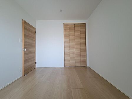 シンプルで家具を配置しやすい洋室。収納付きでお部屋をすっきり保ち、ゆとりある暮らしを実現します。