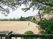 毛呂山町立川角小学校 260m