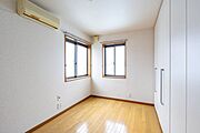 ■3階　洋室／こちらのお部屋には、部屋のレイアウトを自由に変更できる移動式のクローゼット（間仕切り収納）「ヴァリエス」が採用されています。