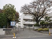 坂戸市立千代田中学校 徒歩9分。 670m