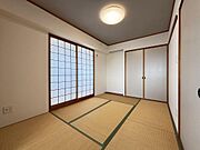 住まいのメインとなるＬＤＫと繋がる和室もあり、小さなお子様の様子を見ながら家事ができます♪風通しも良いので、天気の良い日には窓を開けて気持ち良く過ごせます！