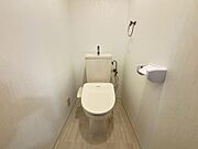 白を基調とした清潔感のあるウォシュレット付きのトイレはリラックスできる空間です！