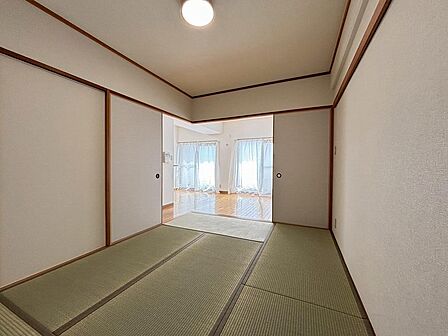 各居室に収納が設置されており、タンスなどを置かなくていいので生活空間が広く使えます!