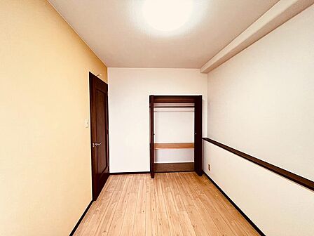 現地(2026年6月)撮影採光良好の洋室。寝室や子ども部屋など多用途にお使いいただけます。