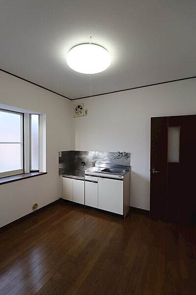 画像4:コンロは持ち込み・キッチンに窓があるので換気がしやすいですね