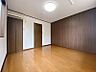 リビング/ダイニング：木目調の壁紙が落ち着く内装です
