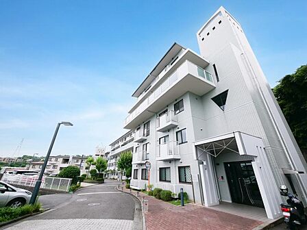 陽射しとともに、少しずつ装いを変える街の景観から、星空が地上に映りこむかのような夜景のきらめきまで、この街ならではの美しい風景とここから紡がれる物語。