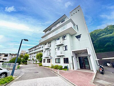 外観:陽射しとともに、少しずつ装いを変える街の景観から、星空が地上に映りこむかのような夜景のきらめきまで、この街ならではの美しい風景とここから紡がれる物語。 外観:陽射しとともに、少しずつ装いを変える街の景観から、星空が地上に映りこむかのような夜景のきらめきまで、この街ならではの美しい風景とここから紡がれる物語。