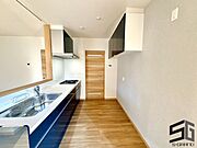 使いやすさとデザイン性を兼ね備えたキッチン。家事動線がスムーズで調理や片付けも快適。家族と会話を楽しみながら料理を楽しめる、暮らしを彩る心地よい空間です。