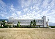 平塚市立八幡小学校 徒歩10分。小学校があり、通学の安心感と子育て世帯に嬉しい教育環境が整います。 780m
