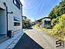 その他：広々とした前面道路に面し、車の出し入れがしやすい現地外観。ゆとりある駐車スペースと開放感のある立地が魅力で、毎日の暮らしに快適さと安心をもたらすマイホームです。