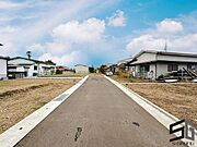 広々とした前面道路に面し、車の出し入れがしやすい現地外観。ゆとりある駐車スペースと開放感のある立地が魅力で、毎日の暮らしに快適さと安心をもたらすマイホームです。