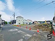 広々とした前面道路に面し、車の出し入れがしやすい現地外観。ゆとりある駐車スペースと開放感のある立地が魅力で、毎日の暮らしに快適さと安心をもたらすマイホームです。