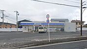 ローソン大井町金子店 徒歩13分。コンビニが利用でき、急な買い物や日常のちょっとした用事にも便利な環境です。 1010m