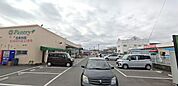 小田原百貨店栢山店 徒歩29分。スーパーが揃い、毎日の買い物がスムーズ。新鮮な食材で家族の食卓を支えます。 2310m